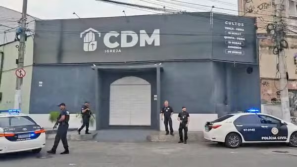 Agentes cumprem mandado na Casa dos Milagres, em Niterói | Foto: Reprodução/TV Globo