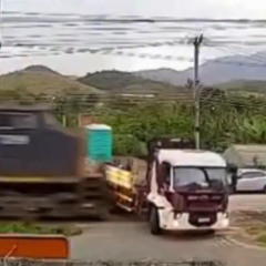 Caminhão tenta cruzar linha férrea e é atingido por trem; veja vídeo