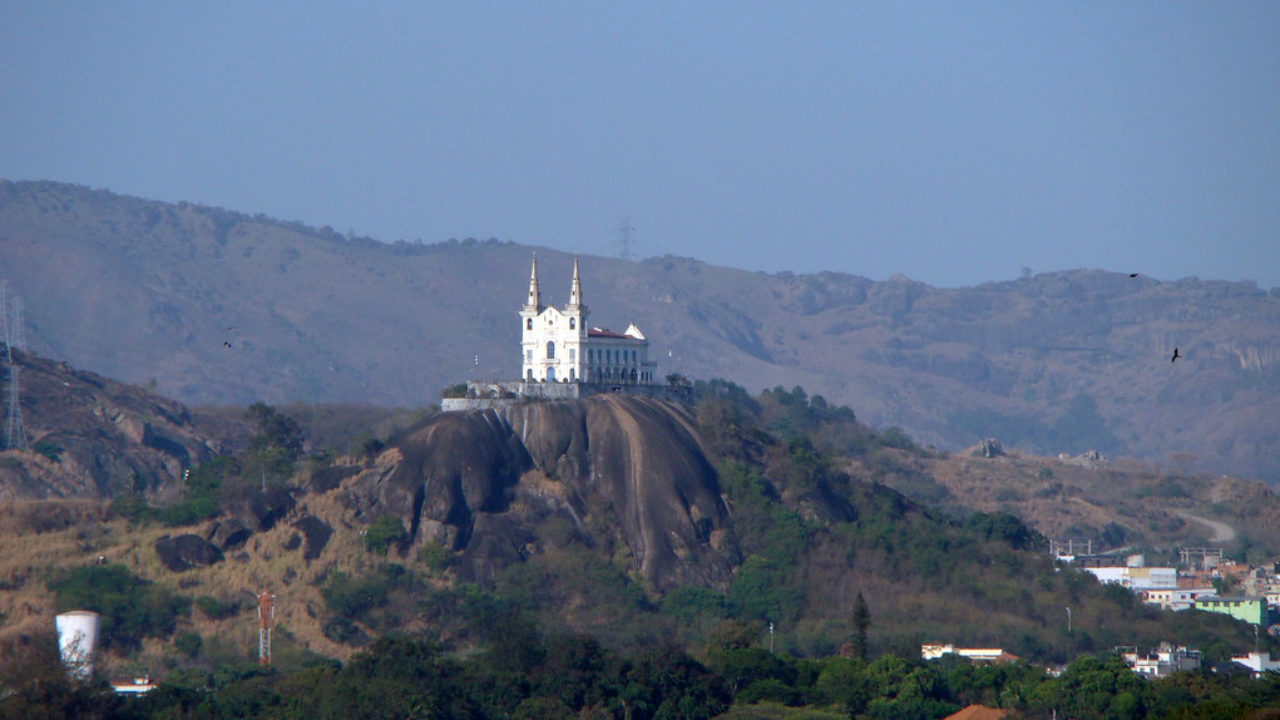 Visitar o Morro da Penha representa uma experiência que revela novos ângulos de Niterói, integrando natureza urbana e história local