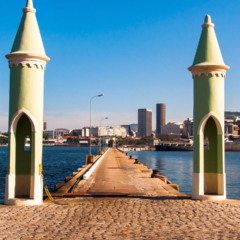 Ilha Fiscal, situada na Baía de Guanabara, é frequentemente lembrada como palco de um dos eventos mais emblemáticos do Brasil imperial: o célebre baile que marcou o fim do período monárquico em 1889