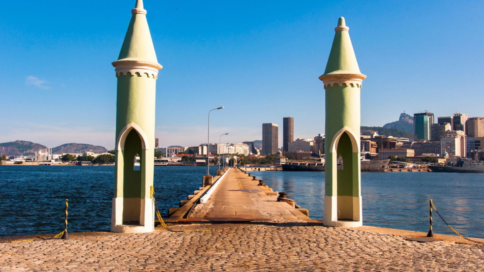 Ilha Fiscal, situada na Baía de Guanabara, é frequentemente lembrada como palco de um dos eventos mais emblemáticos do Brasil imperial: o célebre baile que marcou o fim do período monárquico em 1889
