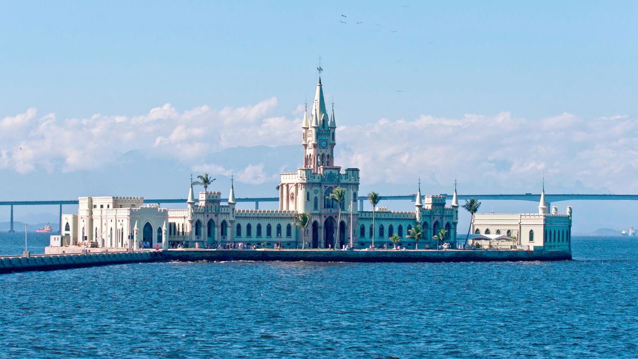 Ilha Fiscal, situada na Baía de Guanabara, é frequentemente lembrada como palco de um dos eventos mais emblemáticos do Brasil imperial: o célebre baile que marcou o fim do período monárquico em 1889