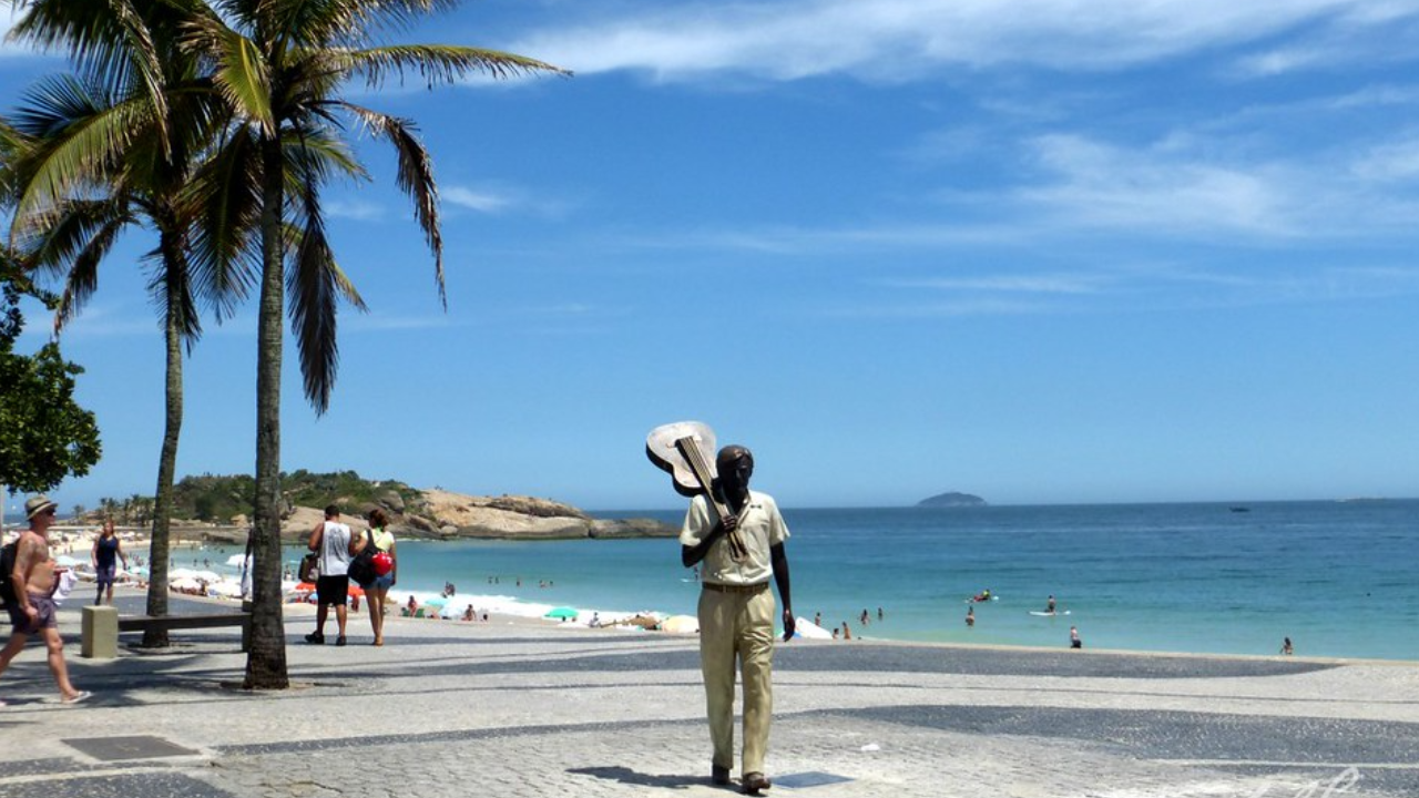 A história curiosa da estátua de Tom Jobim no Arpoador envolve muito mais que homenagear um ícone da música brasileira