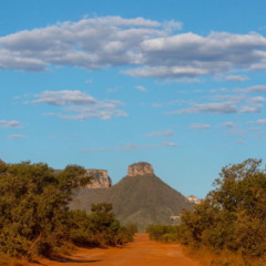 O Jalapão, localizado no centro do Tocantins, surpreende pela combinação rara de dunas douradas, lagos de águas cristalinas e vegetação de cerrado à perder de vista