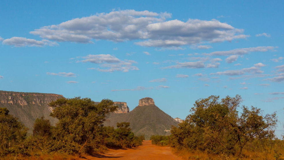 O Jalapão, localizado no centro do Tocantins, surpreende pela combinação rara de dunas douradas, lagos de águas cristalinas e vegetação de cerrado à perder de vista