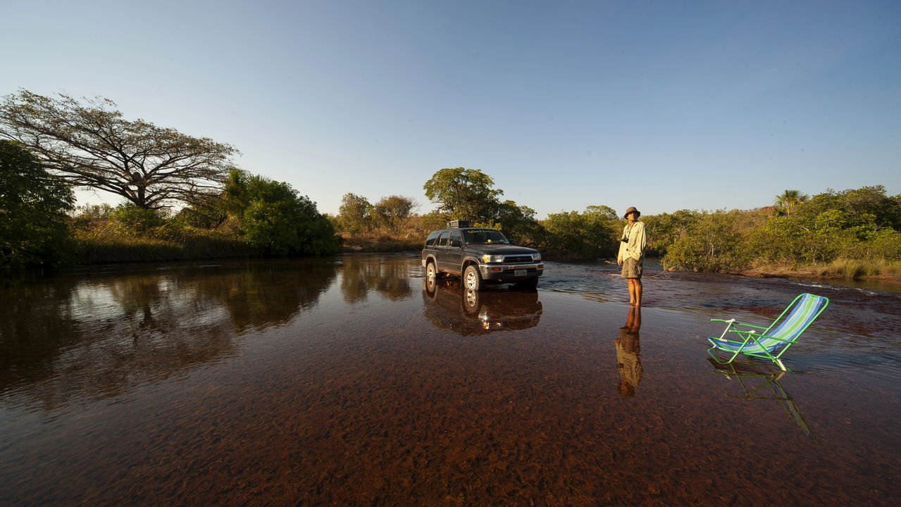 O Jalapão, localizado no centro do Tocantins, surpreende pela combinação rara de dunas douradas, lagos de águas cristalinas e vegetação de cerrado à perder de vista