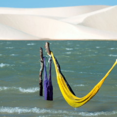 Jericoacoara, situada no litoral oeste do Ceará, é famosa por suas paisagens de areia branca, águas cristalinas e imensas dunas