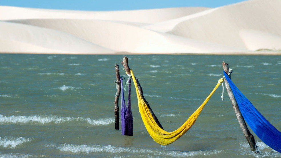 Jericoacoara, situada no litoral oeste do Ceará, é famosa por suas paisagens de areia branca, águas cristalinas e imensas dunas