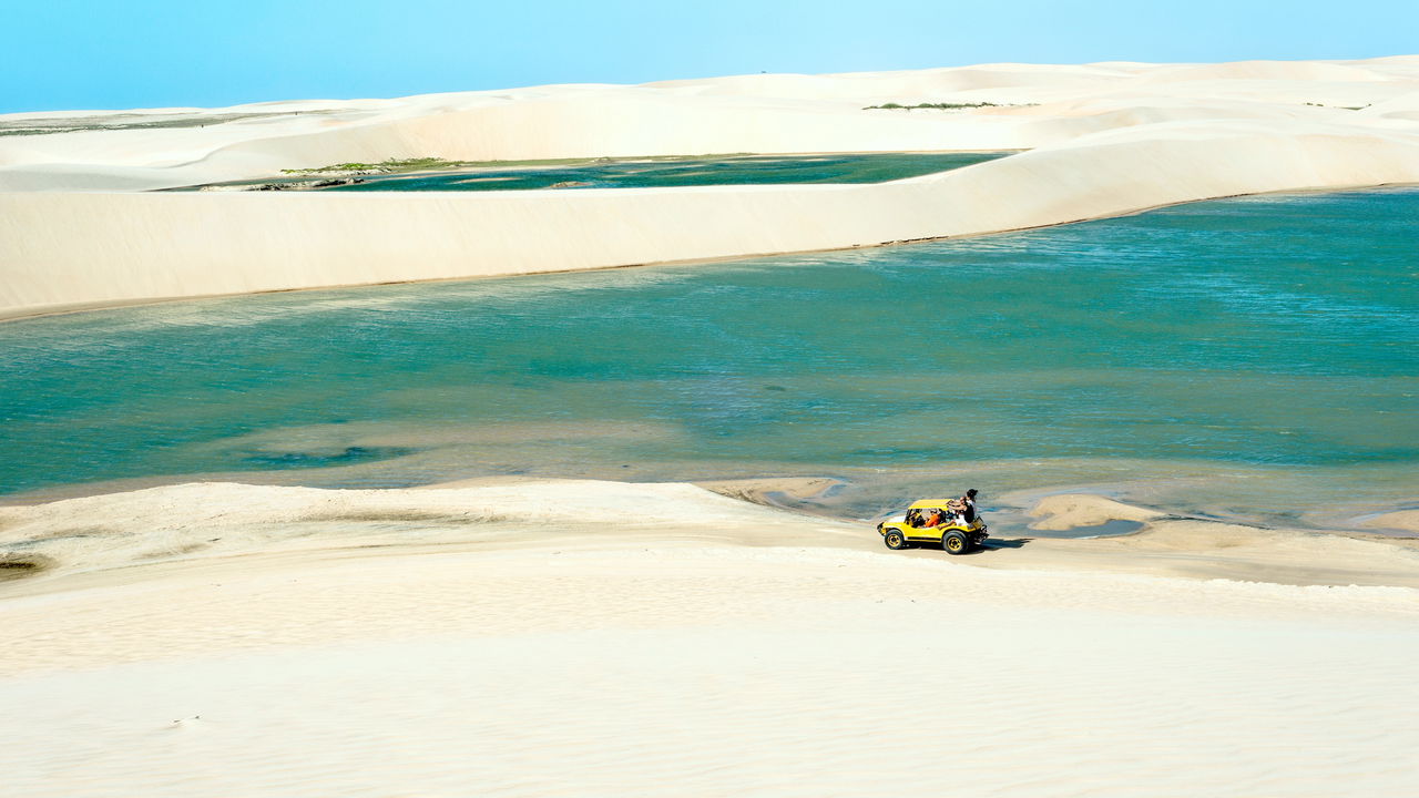 Jericoacoara, situada no litoral oeste do Ceará, é famosa por suas paisagens de areia branca, águas cristalinas e imensas dunas