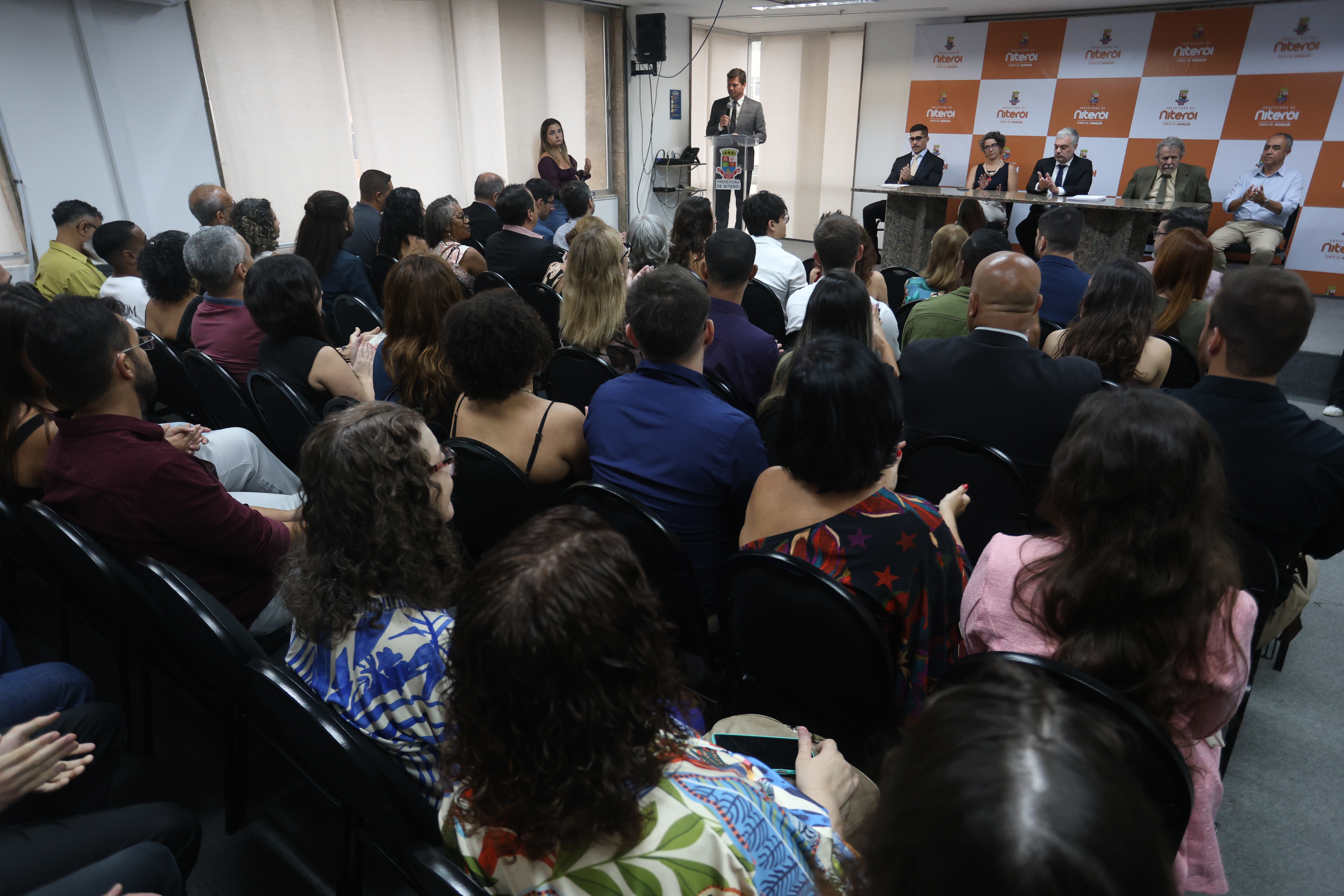 Prefeitura empossa aprovados