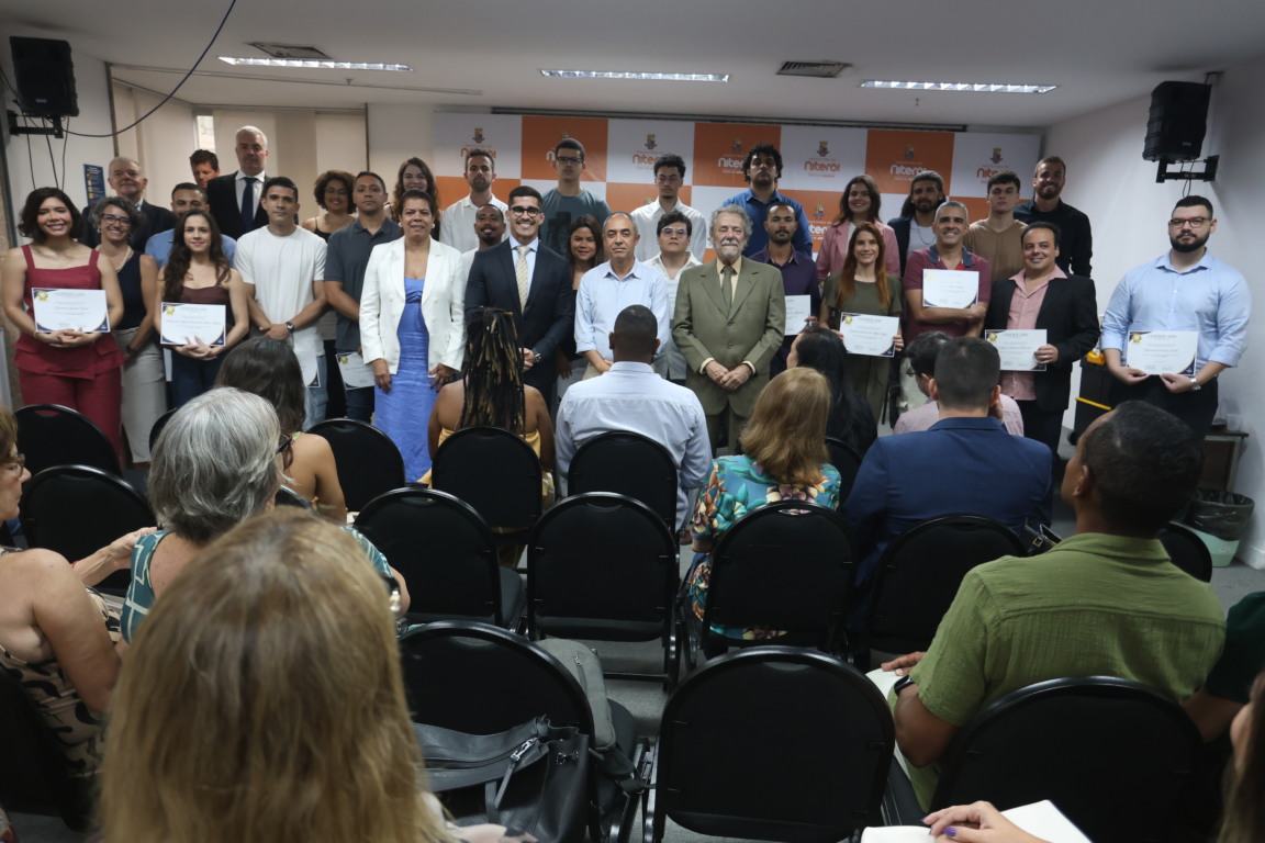 Prefeitura empossa aprovados