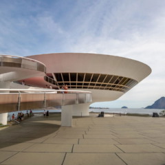 O Museu de Arte Contemporânea de Niterói se destaca como um dos cartões-postais mais icônicos do Rio de Janeiro
