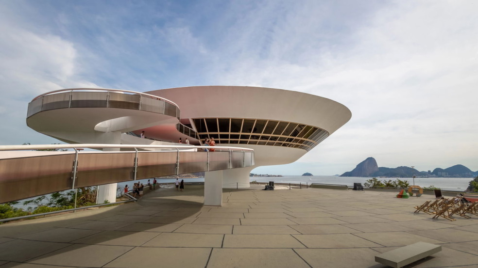 O Museu de Arte Contemporânea de Niterói se destaca como um dos cartões-postais mais icônicos do Rio de Janeiro O Museu de Arte Contemporânea de Niterói se destaca como um dos cartões-postais mais icônicos do Rio de Janeiro