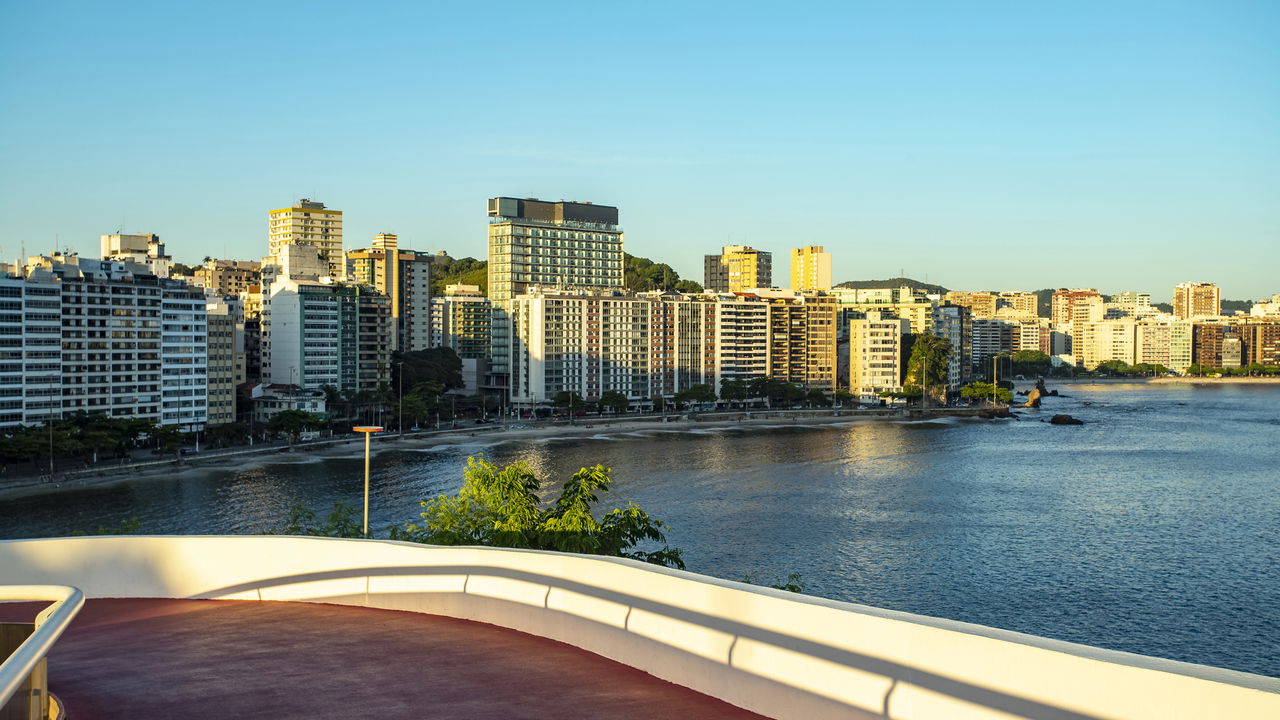 Niterói é conhecida por suas praias, mas a cidade revela experiências culturais, gastronômicas e históricas de tirar o fôlego para quem busca novas atividades