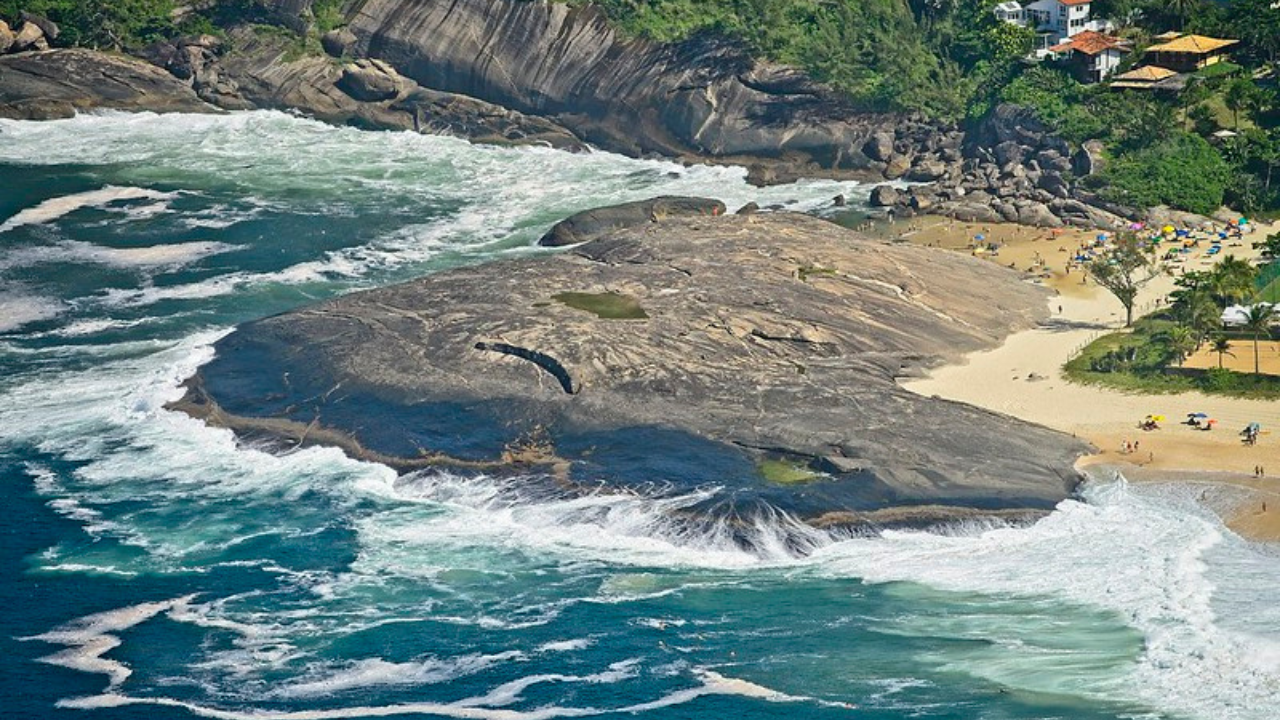 A Trilha do Costão de Itacoatiara é considerada uma das experiências ao ar livre mais valorizadas em Niterói, oferecendo vistas panorâmicas e contato direto com a natureza