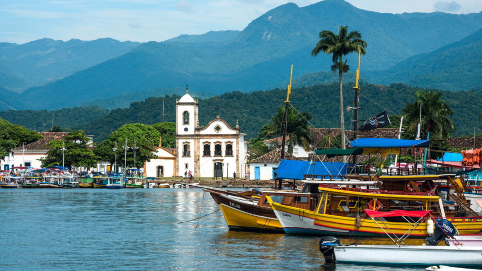 Cidade litorânea do Rio está encantando brasileiros com praias e cultura