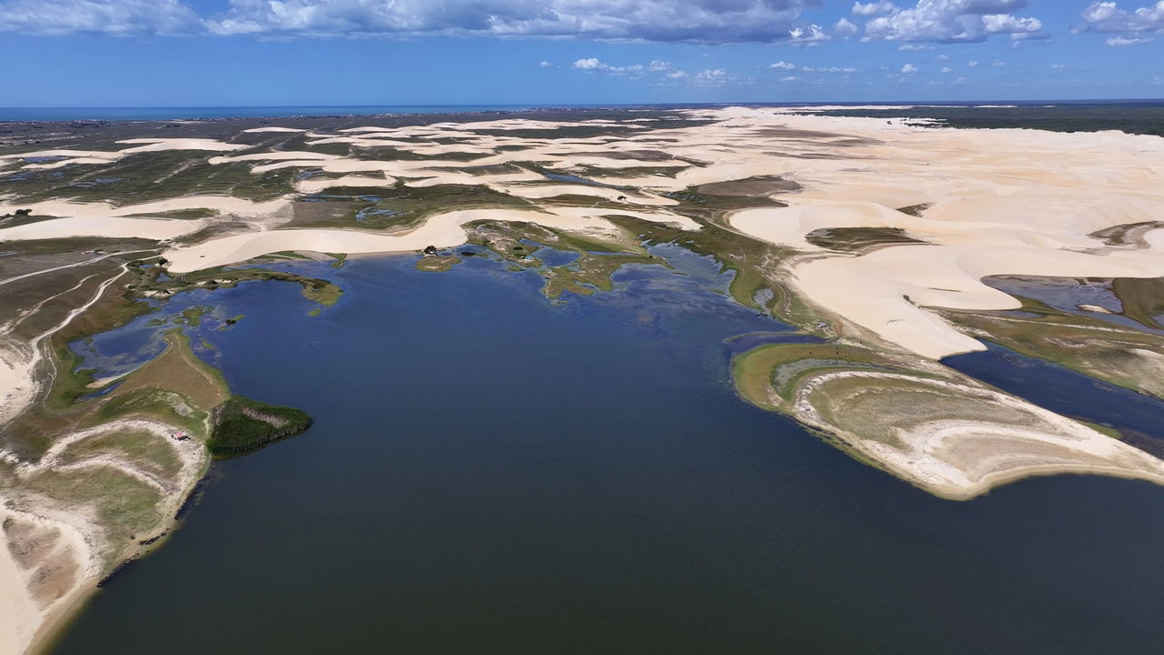 O Parque Nacional dos Lençóis Piauienses em Ilha Grande, no Piauí, revela cenários surpreendentes de dunas, lagoas e fauna típica do nordeste brasileiro