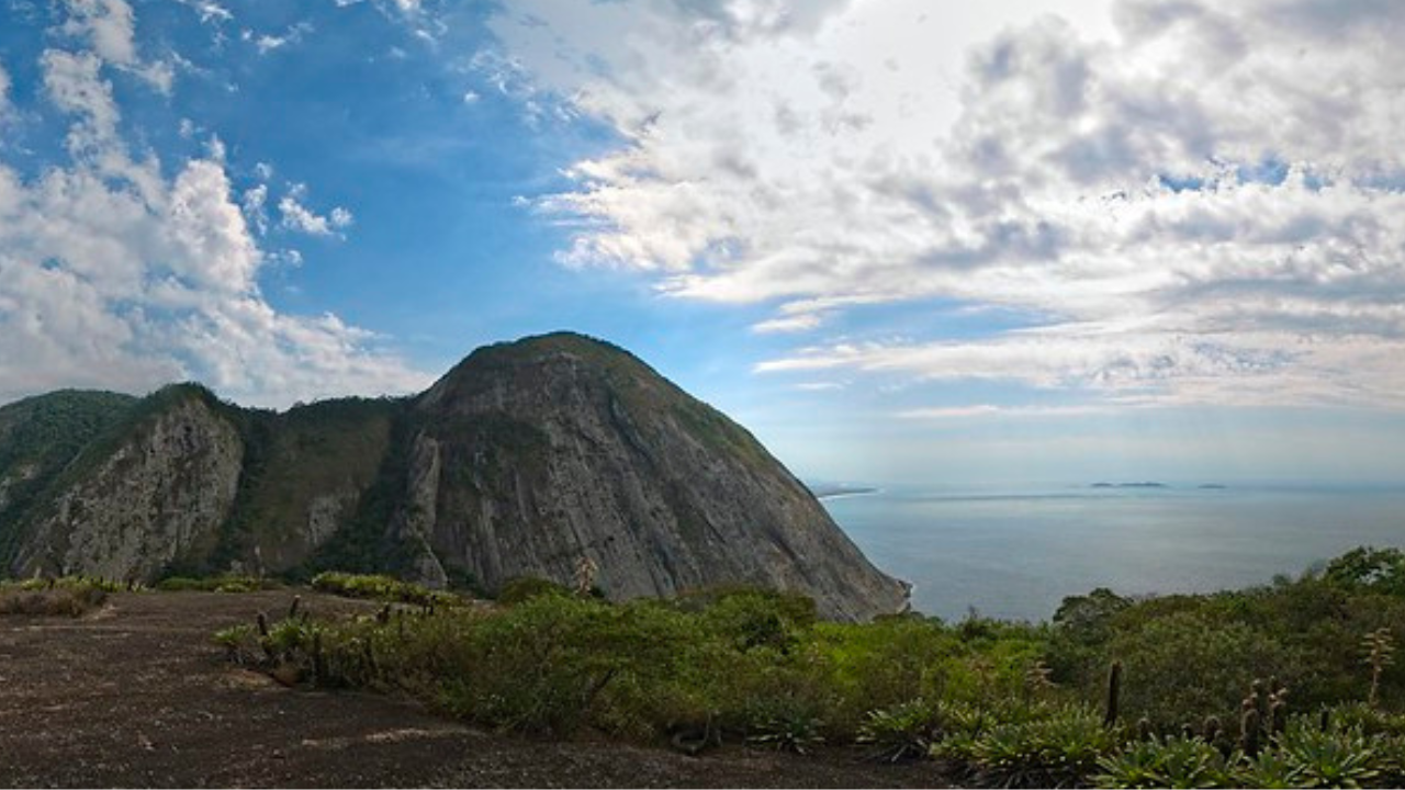A Trilha do Costão de Itacoatiara é considerada uma das experiências ao ar livre mais valorizadas em Niterói, oferecendo vistas panorâmicas e contato direto com a natureza