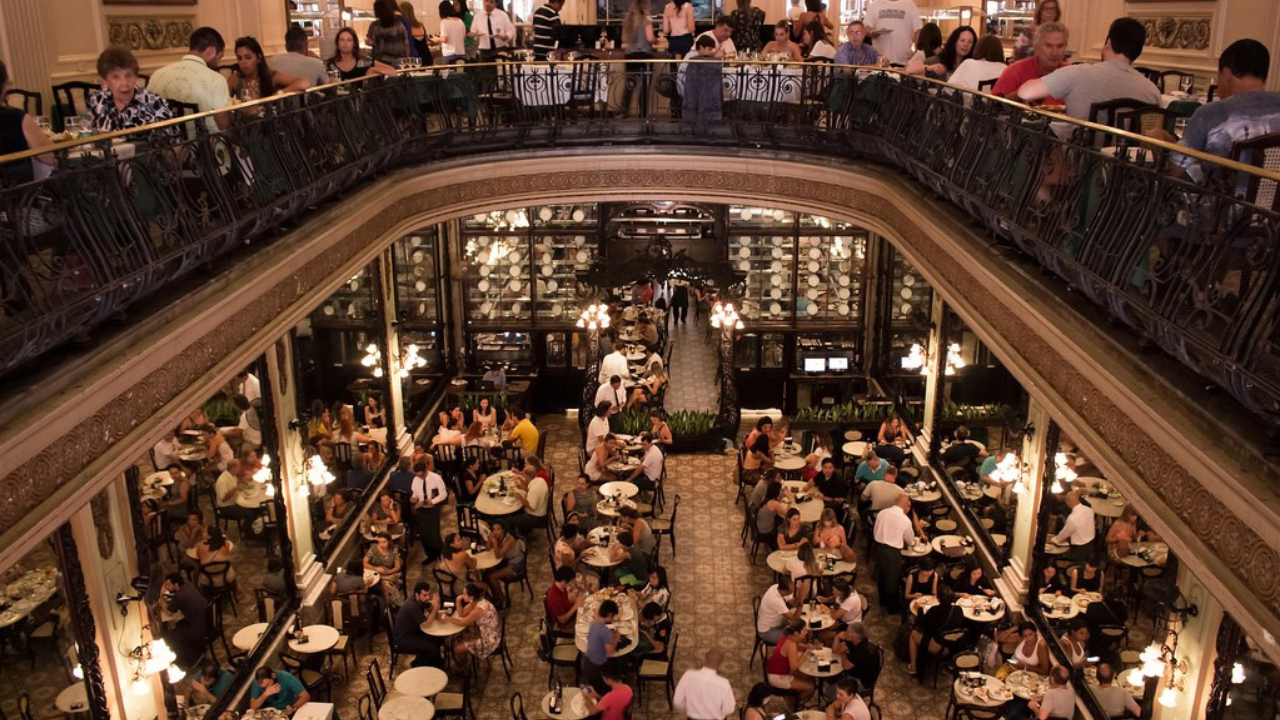 A Confeitaria Colombo, localizada no coração do Rio de Janeiro, é reconhecida como um patrimônio cultural do Brasil. Desde 1894, o local ostenta detalhes arquitetônicos únicos