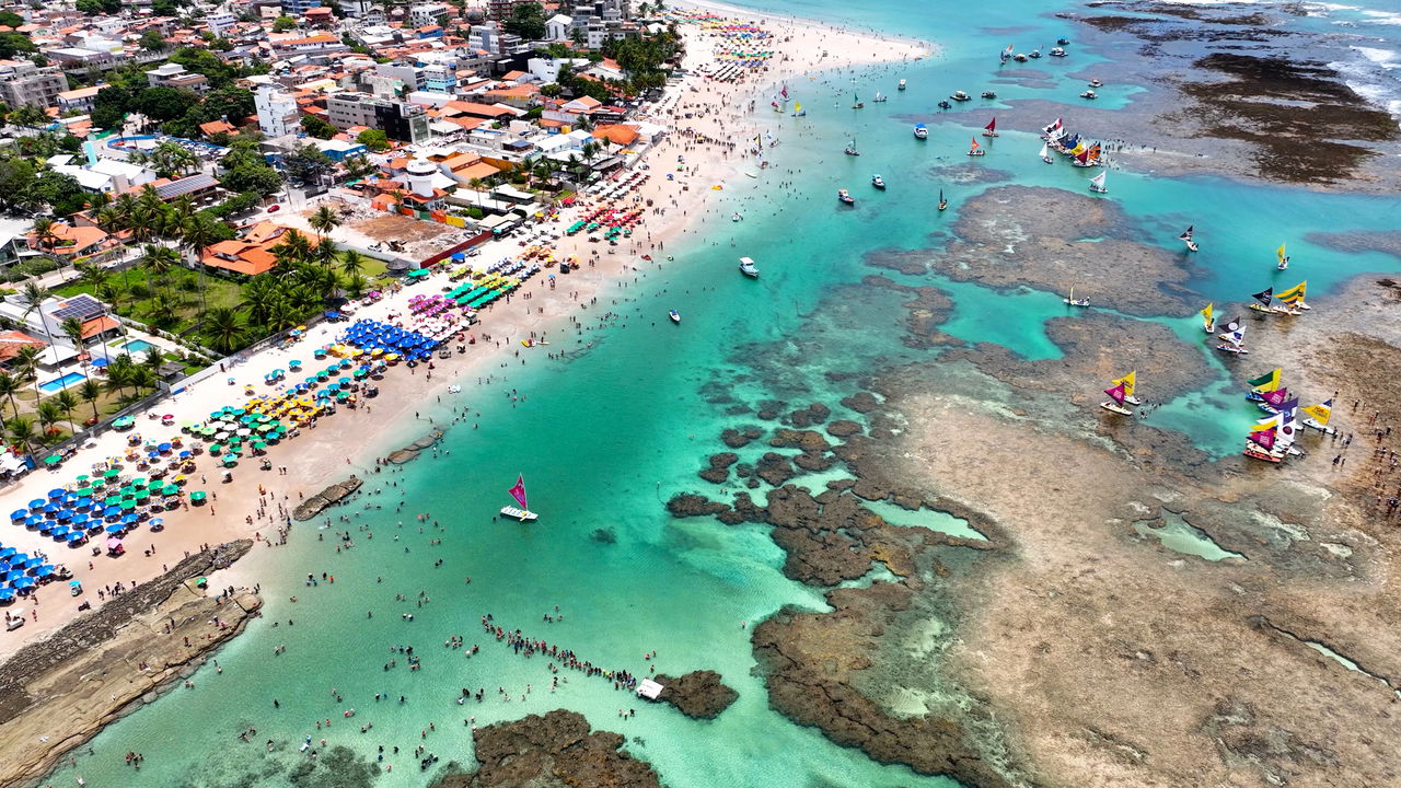 Porto de Galinhas, localizado no coração do litoral sul de Pernambuco, atrai turistas de todo o Brasil pela beleza singular de suas praias