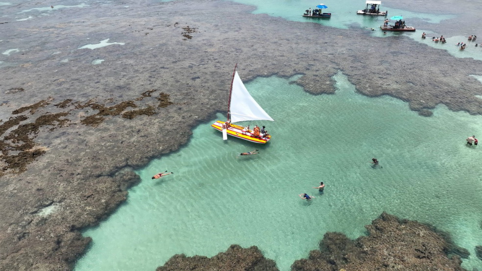 Porto de Galinhas, localizado no coração do litoral sul de Pernambuco, atrai turistas de todo o Brasil pela beleza singular de suas praias Porto de Galinhas, localizado no coração do litoral sul de Pernambuco, atrai turistas de todo o Brasil pela beleza singular de suas praias