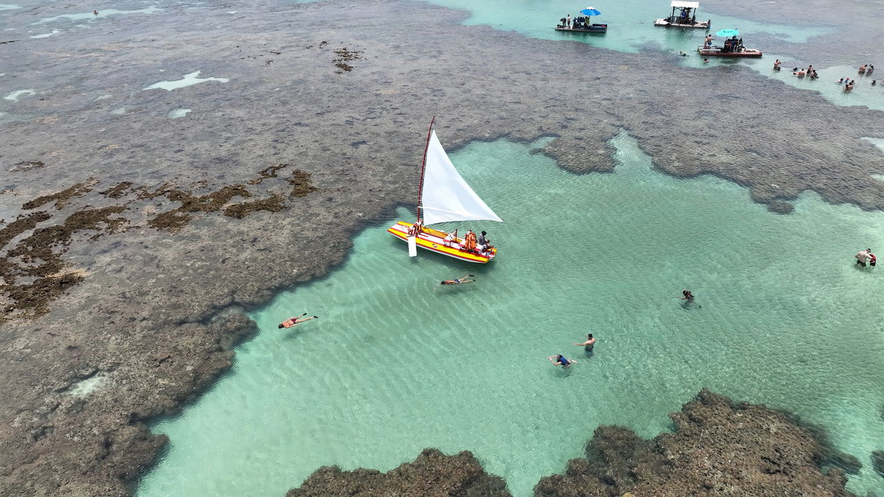Porto de Galinhas, localizado no coração do litoral sul de Pernambuco, atrai turistas de todo o Brasil pela beleza singular de suas praias