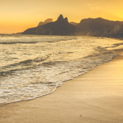 Praia de Ipanema é mundialmente celebrada por seu clima pulsante, beleza natural e estilo de vida carioca