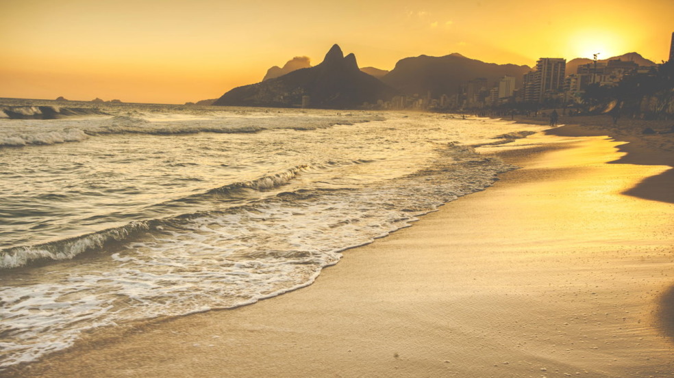 Praia de Ipanema é mundialmente celebrada por seu clima pulsante, beleza natural e estilo de vida carioca Praia de Ipanema é mundialmente celebrada por seu clima pulsante, beleza natural e estilo de vida carioca