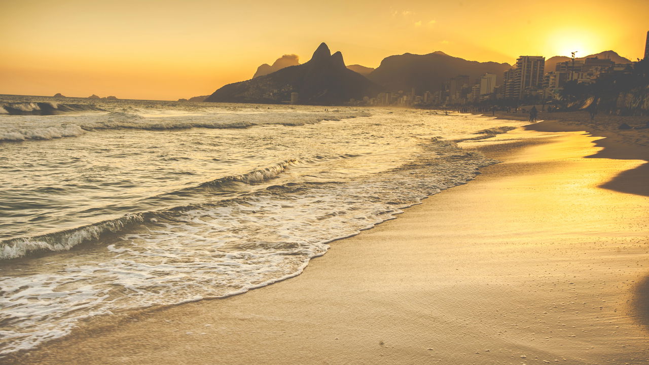Praia de Ipanema é mundialmente celebrada por seu clima pulsante, beleza natural e estilo de vida carioca