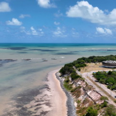 Fotografar o nascer do sol na Praia do Seixas, localizada em João Pessoa, Paraíba, representa uma das experiências mais marcantes para quem busca paisagens surpreendentes e contato direto com a natureza