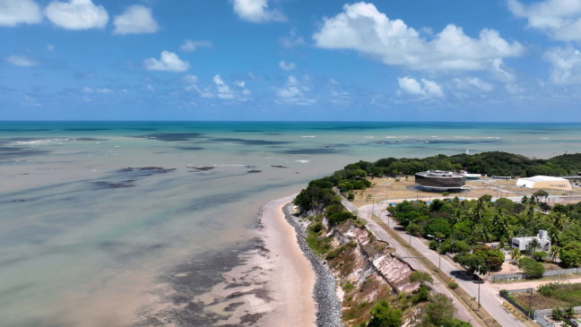 Fotografar o nascer do sol na Praia do Seixas, localizada em João Pessoa, Paraíba, representa uma das experiências mais marcantes para quem busca paisagens surpreendentes e contato direto com a natureza
