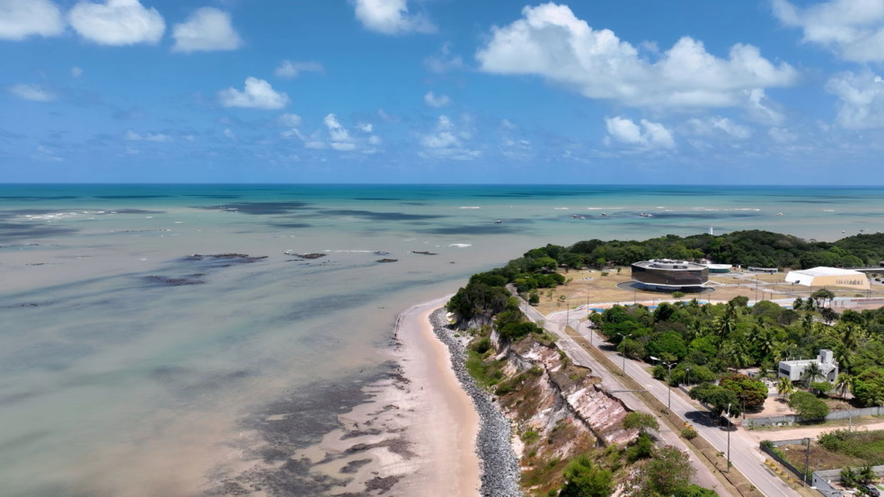 Fotografar o nascer do sol na Praia do Seixas, localizada em João Pessoa, Paraíba, representa uma das experiências mais marcantes para quem busca paisagens surpreendentes e contato direto com a natureza