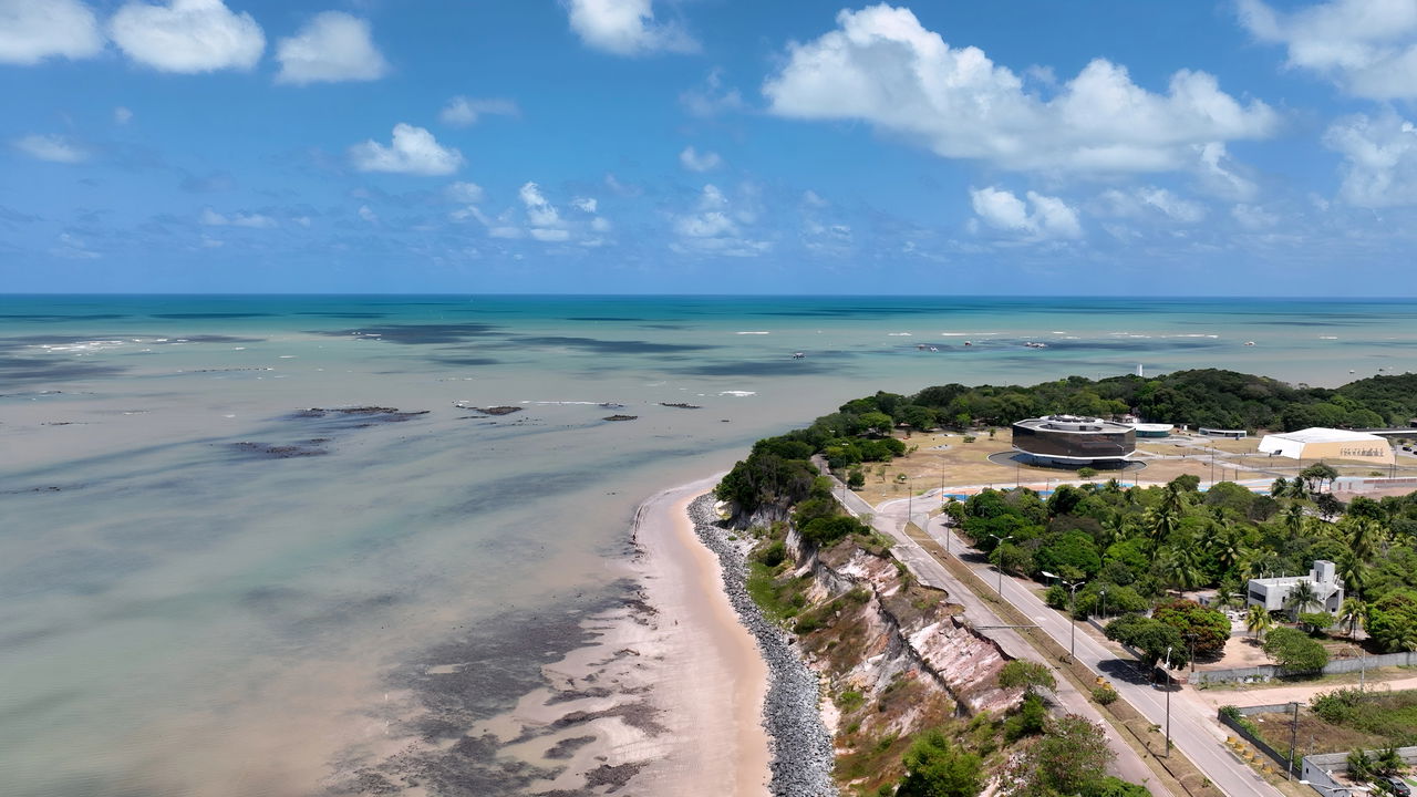 Fotografar o nascer do sol na Praia do Seixas, localizada em João Pessoa, Paraíba, representa uma das experiências mais marcantes para quem busca paisagens surpreendentes e contato direto com a natureza