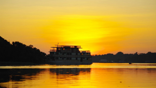 Navegar pelo Rio Amazonas até o Encontro das Águas em Santarém, no Pará, revela uma experiência marcante, que une natureza selvagem e riqueza cultural