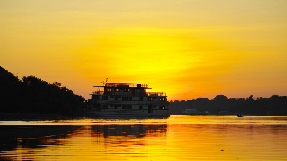 Navegar pelo Rio Amazonas até o Encontro das Águas em Santarém, no Pará, revela uma experiência marcante, que une natureza selvagem e riqueza cultural