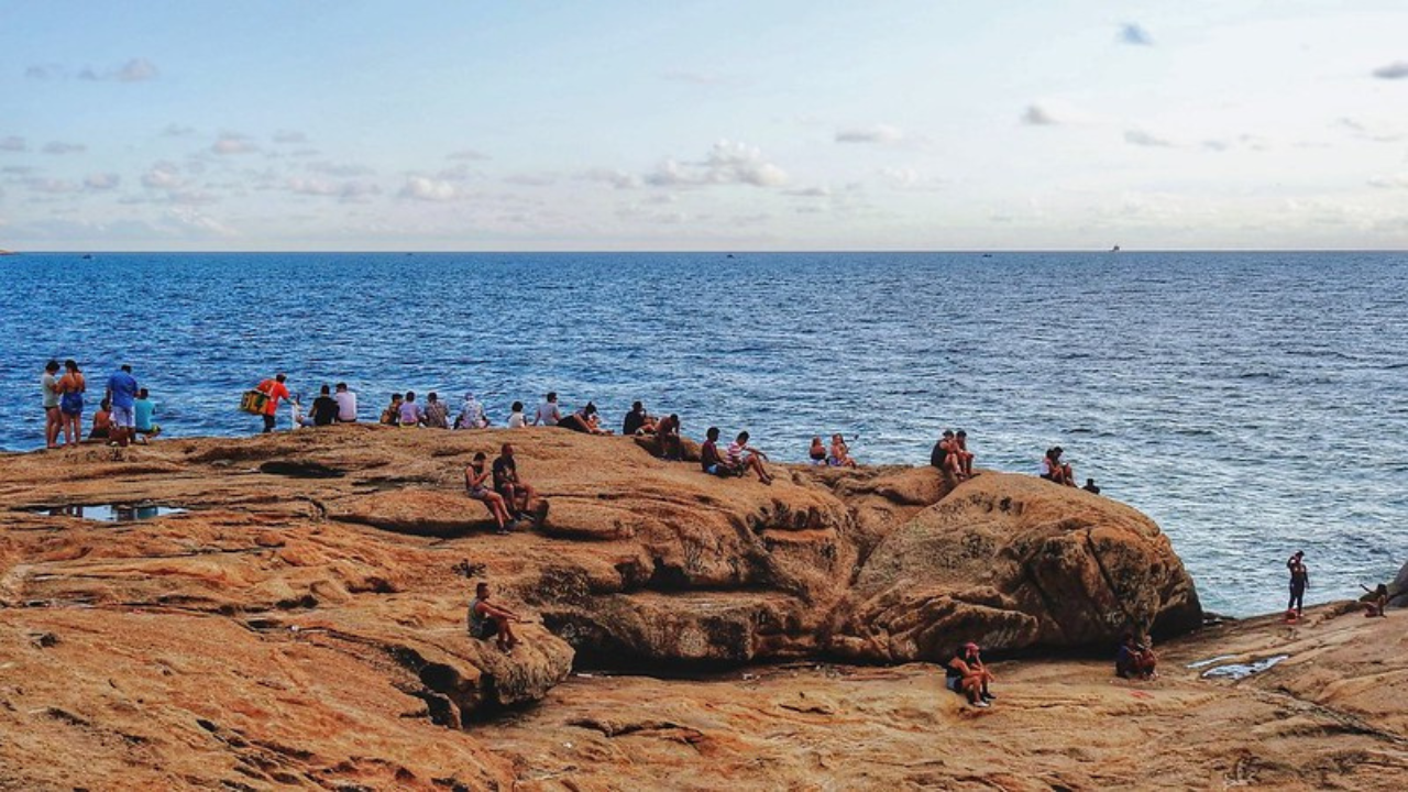 Pedra do Arpoador, localizada entre as praias de Ipanema e Copacabana, guarda muitos segredos e detalhes pouco conhecidos por visitantes e moradores do Rio de Janeiro