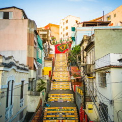 Santa Teresa é um dos bairros mais emblemáticos do Rio de Janeiro, reconhecido por suas ladeiras históricas que guardam vivências marcantes e influenciam a rotina carioca.