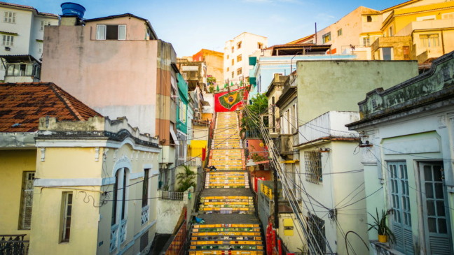Santa Teresa é um dos bairros mais emblemáticos do Rio de Janeiro, reconhecido por suas ladeiras históricas que guardam vivências marcantes e influenciam a rotina carioca.