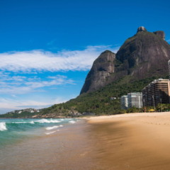 A praia de São Conrado ocupa destaque não apenas pelas paisagens deslumbrantes, mas principalmente por sua tradição consolidada no voo livre e práticas de esportes radicais.
