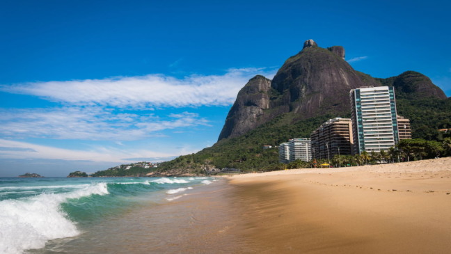A praia de São Conrado ocupa destaque não apenas pelas paisagens deslumbrantes, mas principalmente por sua tradição consolidada no voo livre e práticas de esportes radicais.