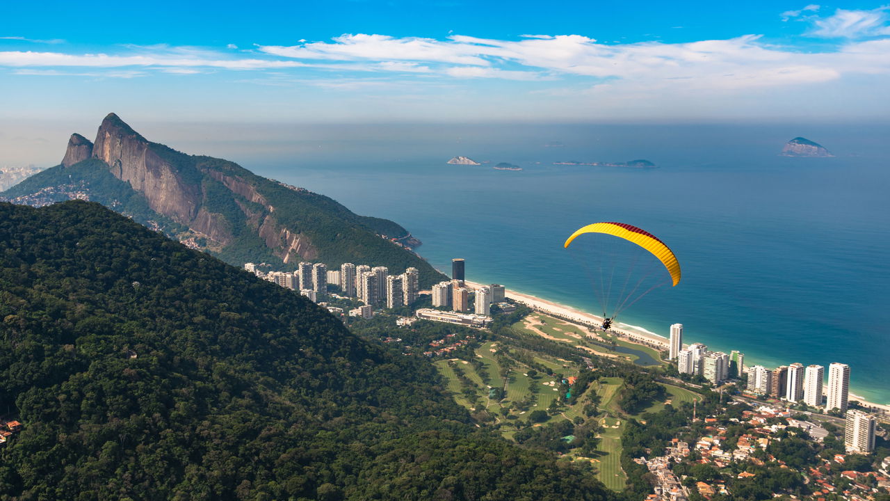 A praia de São Conrado ocupa destaque não apenas pelas paisagens deslumbrantes, mas principalmente por sua tradição consolidada no voo livre e práticas de esportes radicais.