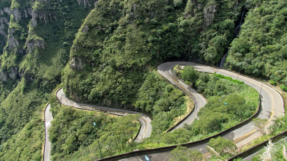 A Serra do Rio do Rastro é um dos roteiros turísticos mais icônicos do Sul do Brasil.