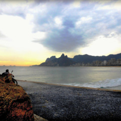 Pedra do Arpoador, localizada entre as praias de Ipanema e Copacabana, guarda muitos segredos e detalhes pouco conhecidos por visitantes e moradores do Rio de Janeiro