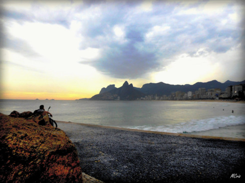 Pedra do Arpoador, localizada entre as praias de Ipanema e Copacabana, guarda muitos segredos e detalhes pouco conhecidos por visitantes e moradores do Rio de Janeiro