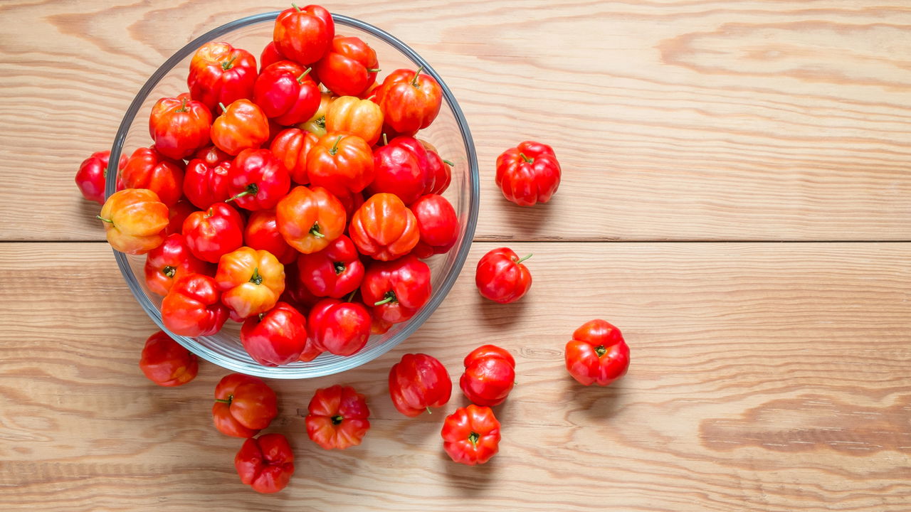 Como cultivar acerola em vaso e ter vitamina C fresca sempre à mão