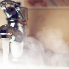 O que acontece ao beber água quente todas as noites, segundo especialistas