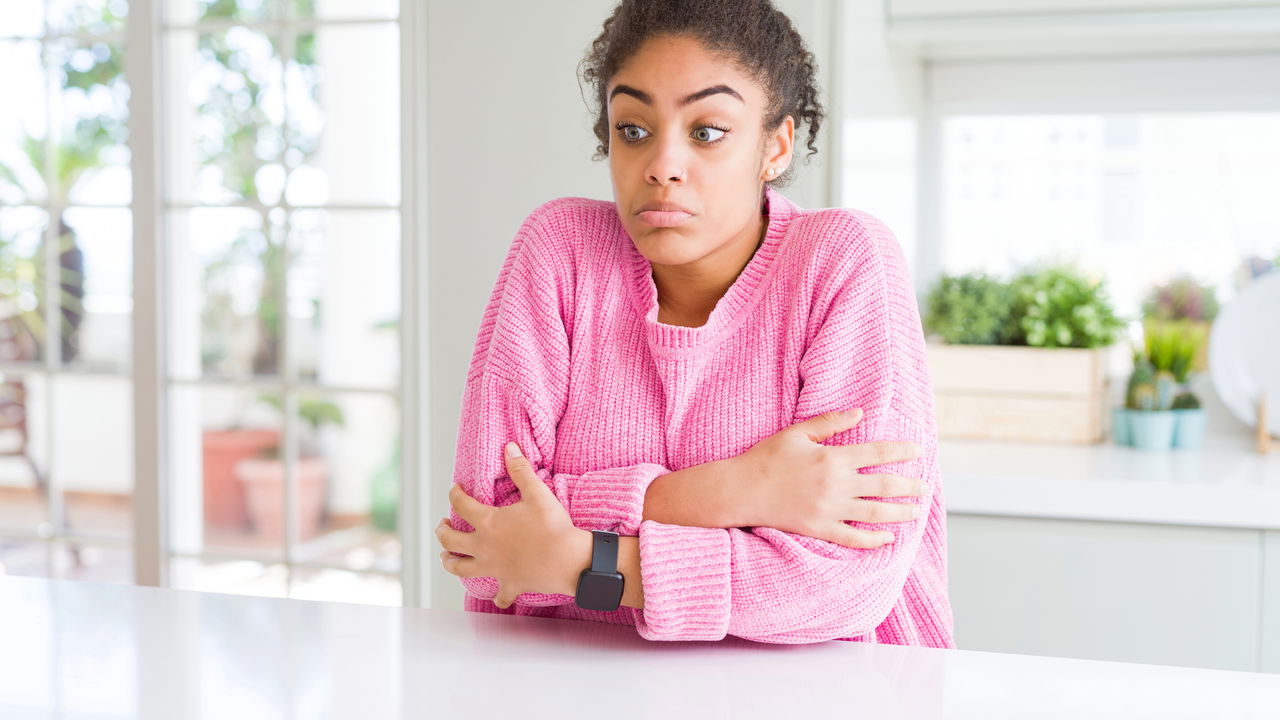 Sentir arrepios sem motivo aparente é uma experiência comum, mas ainda desperta dúvidas