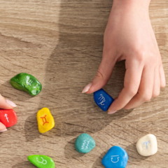Hábitos curiosos de 4 signos que revelam jeitos únicos