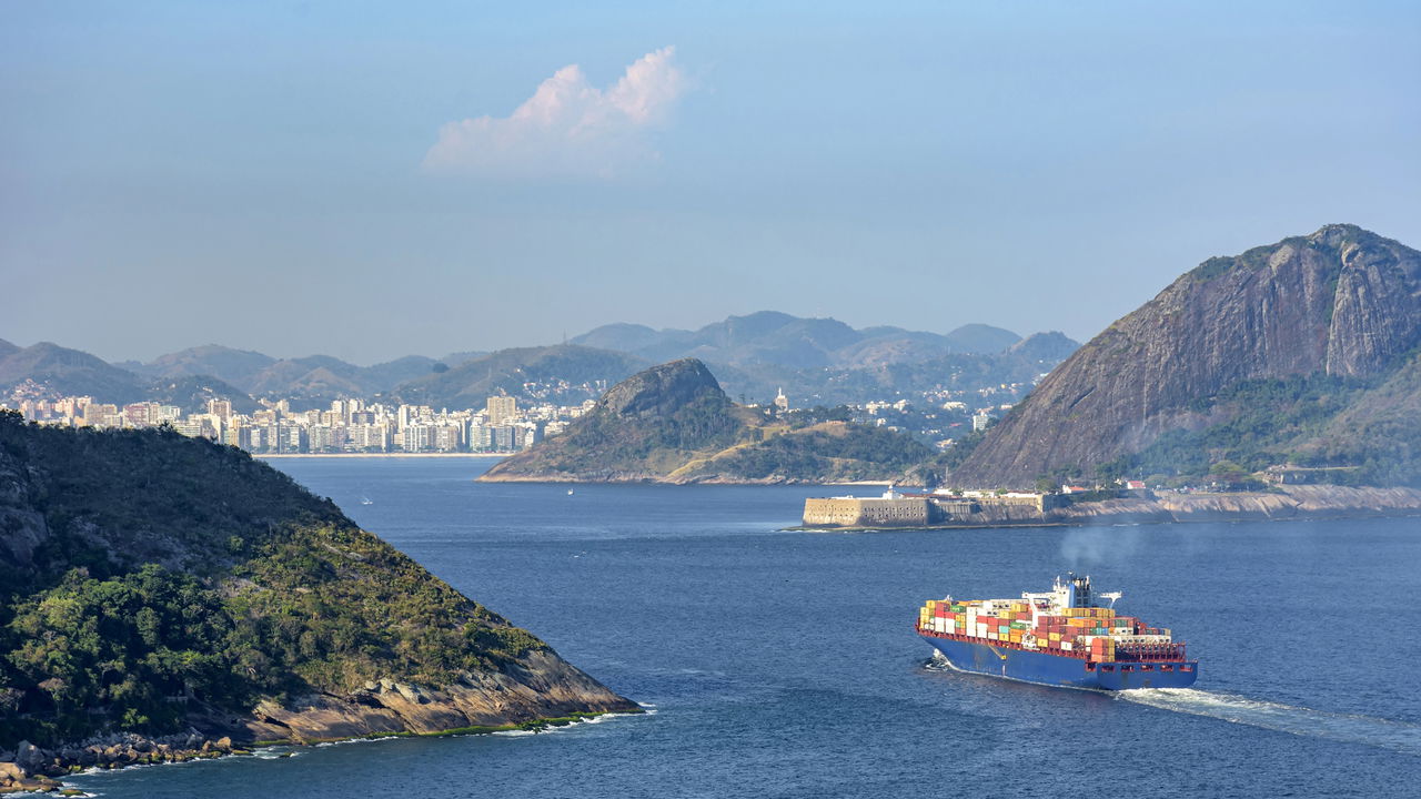 Travessia Rio-Niterói de barco encanta com paisagens e história
