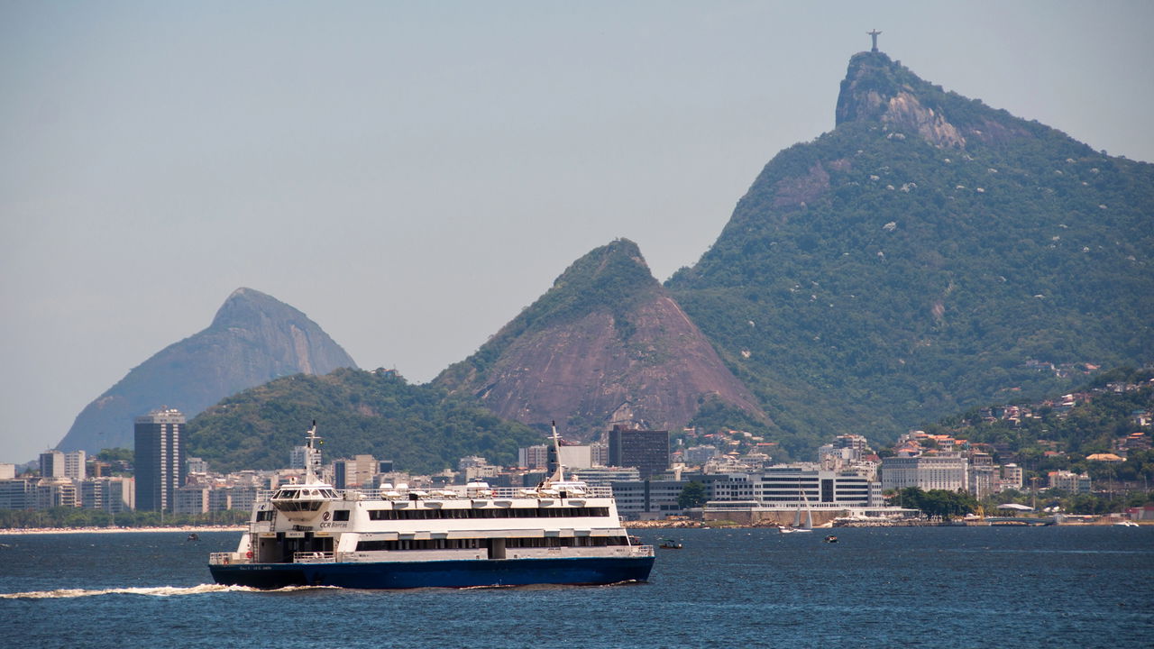Travessia Rio-Niterói de barco encanta com paisagens e história